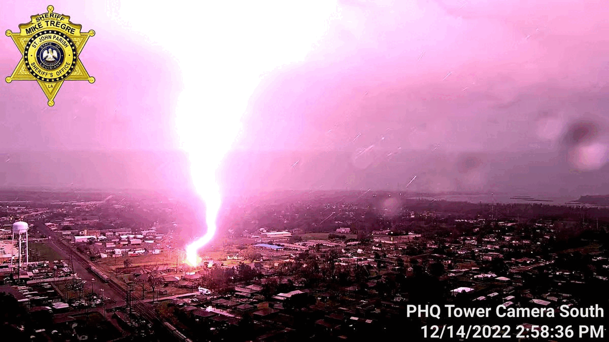 Stunning strike Sheriff's office captures video of lightning bolt