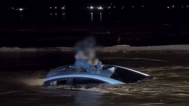 Watch: Man, child rescued from roof of car after getting stranded in fast-moving floodwaters in Arizona