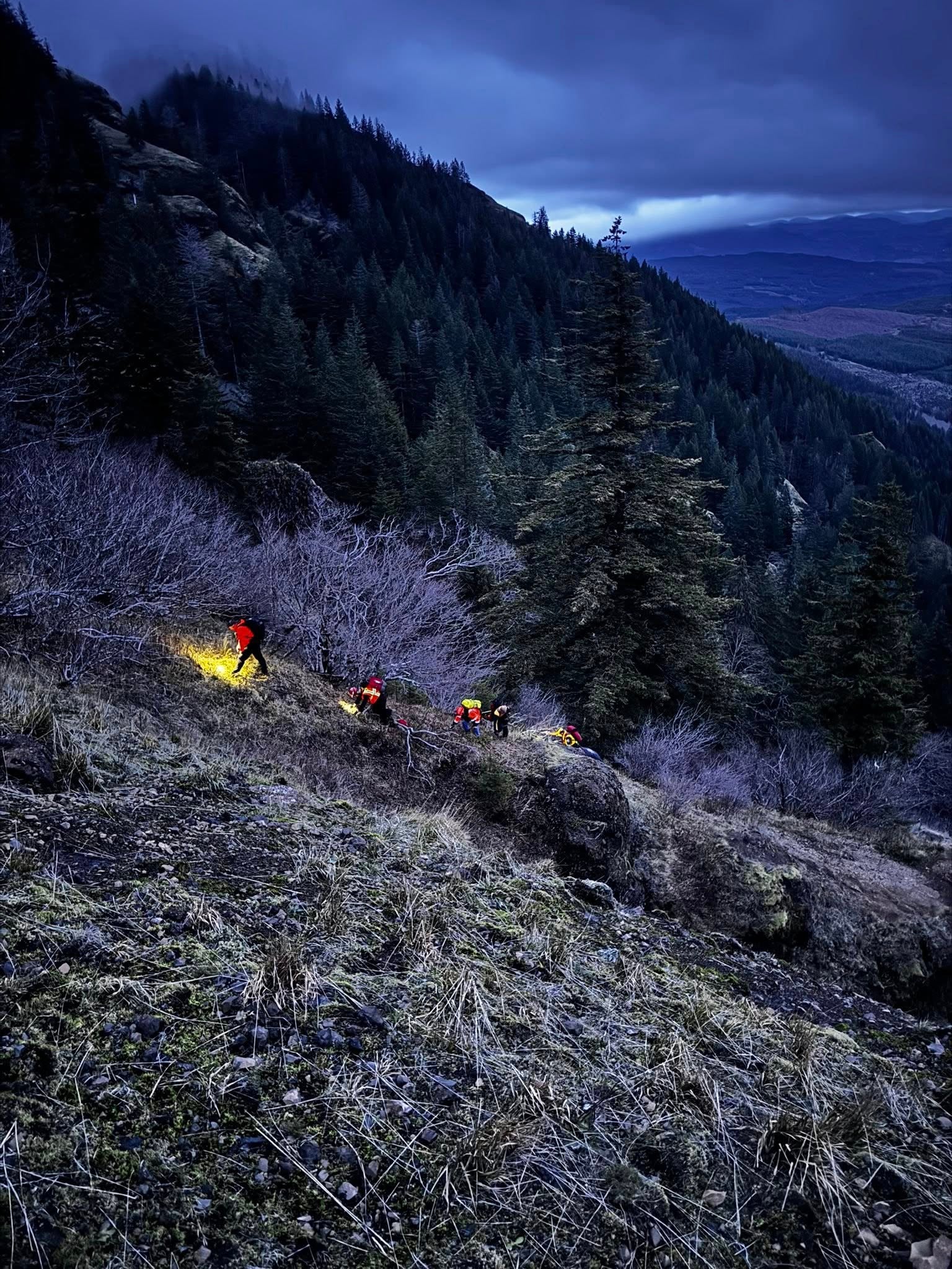 First responders complete risky rope rescue to reach a stranded Oregon Hiker