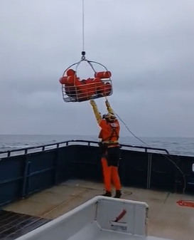 Video: 5 Alaska fishermen rescued by US Coast Guard after running aground