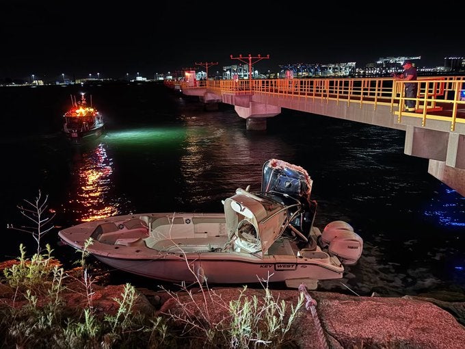 1 killed, 3 injured after boat crashes into rocks near Boston Logan International Airport