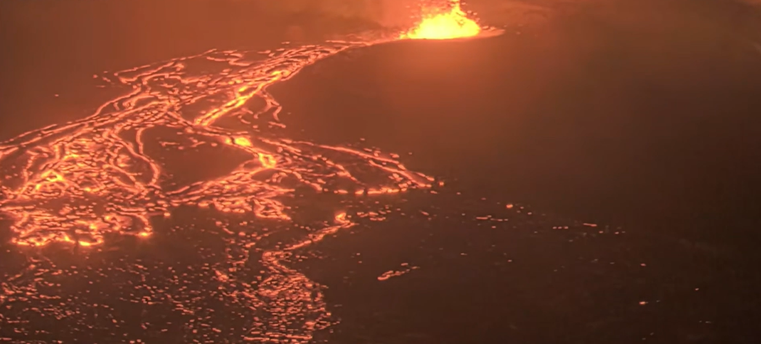 Video: Lava gushes from Mount Kīlauea in Hawaii before the 48th eruption episode