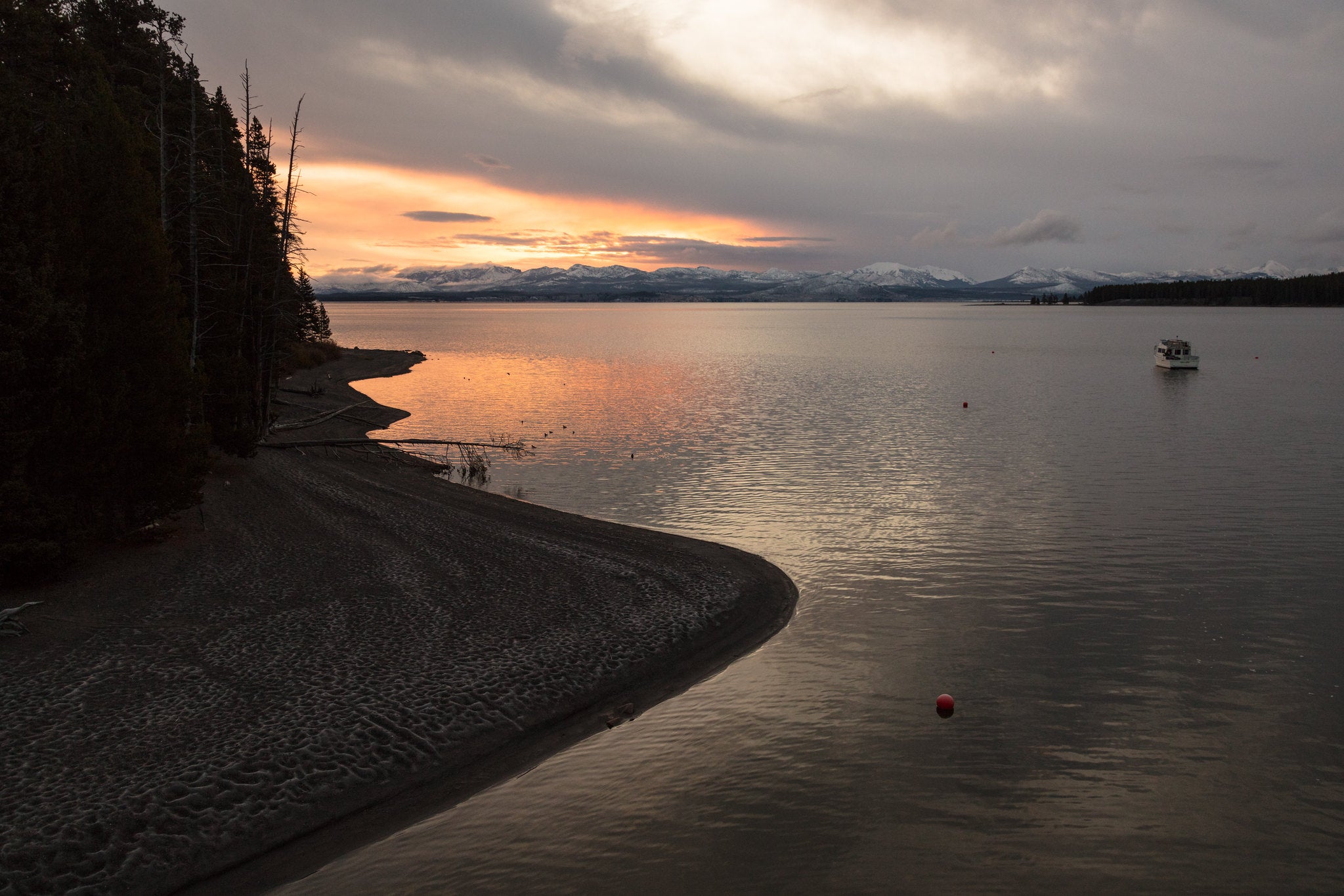 Kayaker found dead in lake in Yellowstone National Park