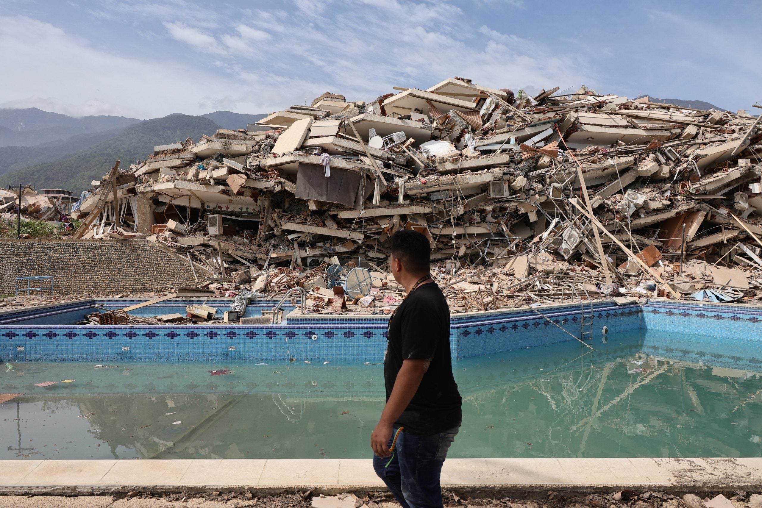 At least 589 dead, more than 2,900 injured after back-to-back major earthquakes devastate Venezuela