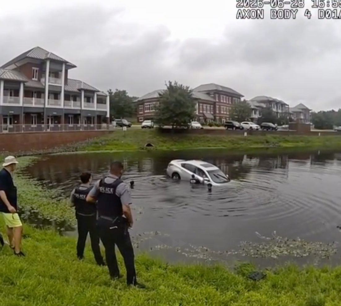 Watch: First responders form human chain to rescue trapped driver from sinking vehicle in Virginia
